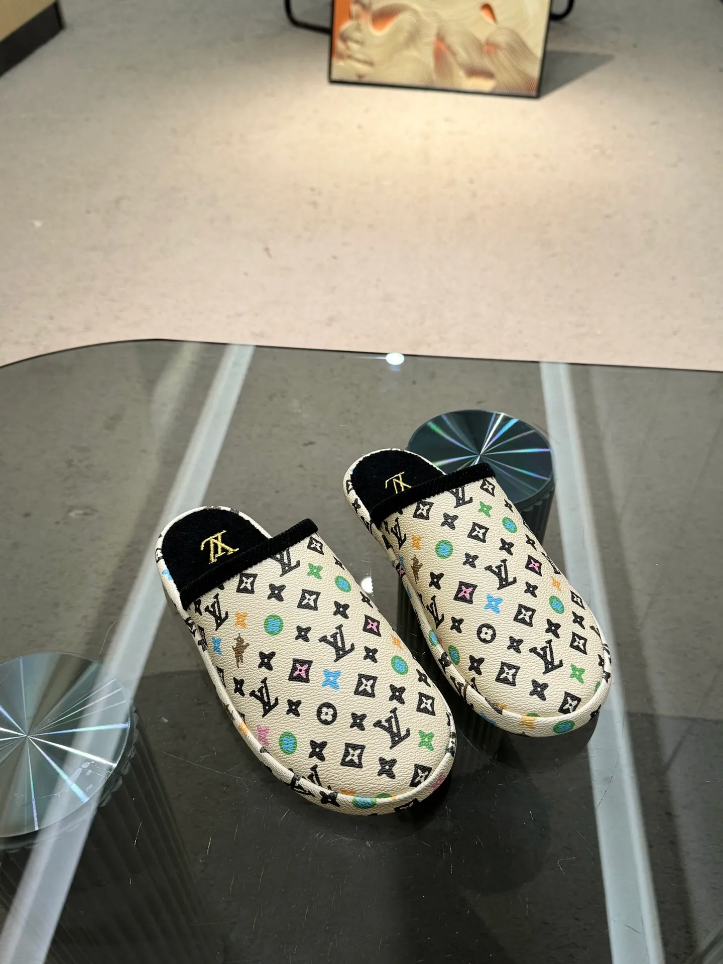 👟👟Ex-factory price 320👟👟 The 2024 couple’s counter features the latest hard goods of LV and Loewe co-branded slippers🆕 ✿Purchase level! Full of high-end feel! A popular model among bloggers at home and abroad, it’s retro and fashionable and looks amazing on your feet! Official website main recommendation code number 35-46